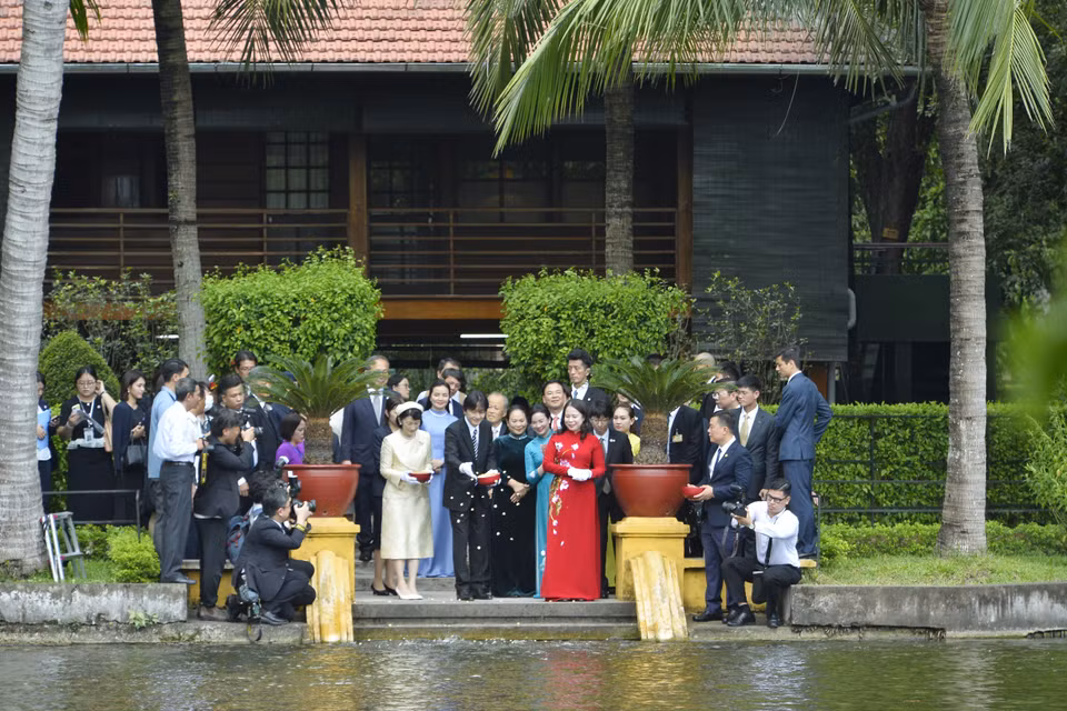 Phó Chủ tịch nước Võ Thị Ánh Xuân, Hoàng Thái tử Nhật Bản Akishino và Công nương Kiko cho cá ăn tại Ao cá Bác Hồ. (Ảnh: Minh Đức/TTXVN)