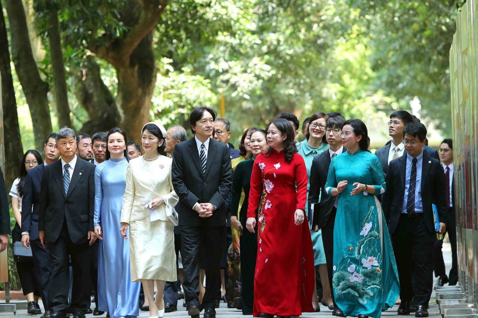 Phó Chủ tịch nước Võ Thị Ánh Xuân, Hoàng Thái tử Nhật Bản Akishino và Công nương Kiko thăm Khu di tích Chủ tịch Hồ Chí Minh tại Phủ Chủ tịch. (Ảnh: An Đăng/TTXVN)