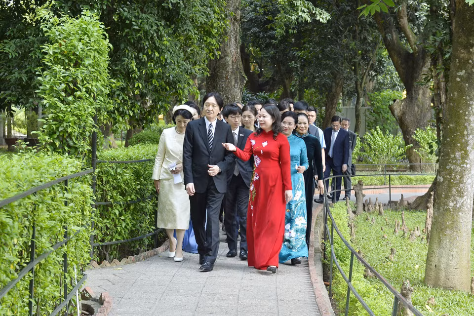 Phó Chủ tịch nước Võ Thị Ánh Xuân, Hoàng Thái tử Nhật Bản Akishino và Công nương Kiko tham quan Khu di tích Chủ tịch Hồ Chí Minh tại Phủ Chủ tịch. (Ảnh: Minh Đức/TTXVN) 