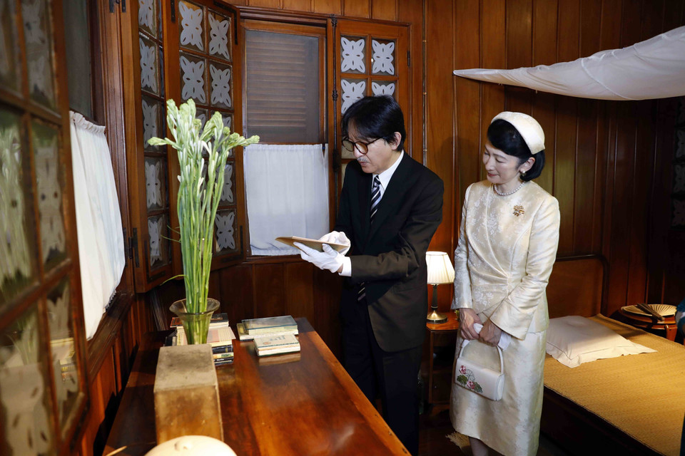 Hoàng Thái tử Nhật Bản Akishino và Công nương Kiko thể hiện sự trân trọng được chiêm ngưỡng, chạm vào những kỷ vật của Người để lại. (Ảnh: An Đăng/TTXVN)