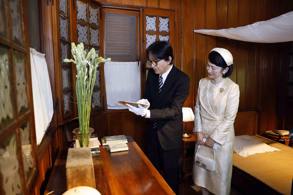 Hoàng Thái tử Nhật Bản Akishino và Công nương Kiko thể hiện sự trân trọng được chiêm ngưỡng, chạm vào những kỷ vật của Người để lại. (Ảnh: An Đăng/TTXVN) 