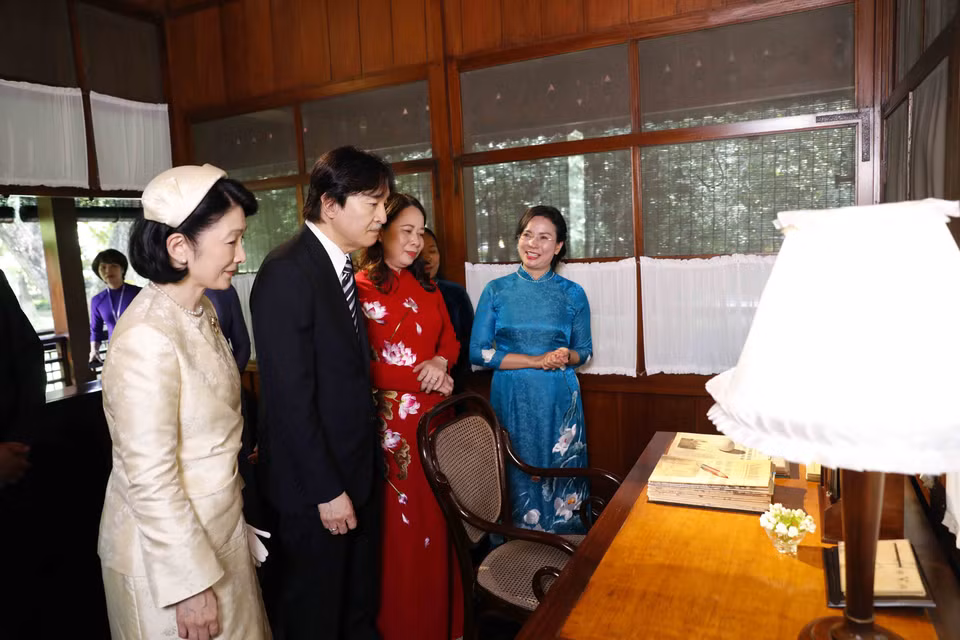 Phó Chủ tịch nước Võ Thị Ánh Xuân, Hoàng Thái tử Nhật Bản Akishino và Công nương Kiko nghe giới thiệu về các kỷ vật tại Nhà sàn Bác Hồ trong Khu di tích Chủ tịch Hồ Chí Minh tại Phủ Chủ tịch. (Ảnh: An Đăng/TTXVN) 