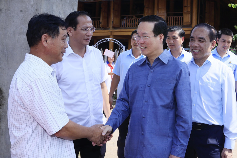 Chủ tịch nước Võ Văn Thưởng đến thăm gia đình ông Nguyễn Văn Bế, cháu nội ông Nguyễn Tiến Sự (gia đình có công với cách mạng) - nơi làm việc của Chủ tịch Hồ Chí Minh từ ngày 21/5 đến cuối tháng 5/1945, tại thôn Tân Lập, xã Tân Trào, huyện Sơn Dương, tỉnh Tuyên Quang. (Ảnh: Thống Nhất/TTXVN)