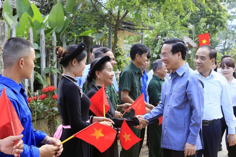 Chủ tịch nước Võ Văn Thưởng với nhân dân tại thôn Tân Lập xã Tân Trào, huyện Sơn Dương, tỉnh Tuyên Quang. (Ảnh: Thống Nhất/TTXVN) 