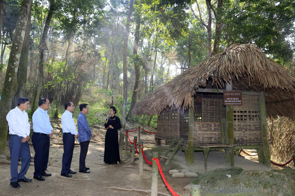 Chủ tịch nước Võ Văn Thưởng thăm di tích Lán Nà Nưa. (Ảnh: Thống Nhất/TTXVN) 