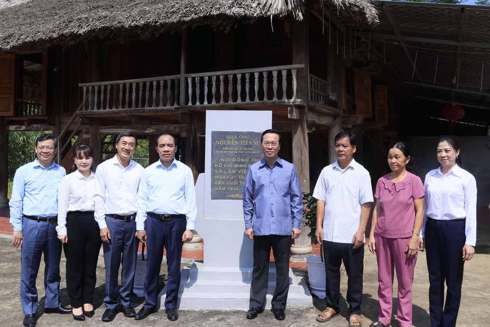 Chủ tịch nước Võ Văn Thưởng đến thăm gia đình ông Nguyễn Văn Bế, cháu nội ông Nguyễn Tiến Sự (gia đình có công với cách mạng) - nơi làm việc của Chủ tịch Hồ Chí Minh từ ngày 21/5 đến cuối tháng 5/1945, tại thôn Tân Lập, xã Tân Trào, huyện Sơn Dương, tỉnh Tuyên Quang. (Ảnh: Thống Nhất/TTXVN) 