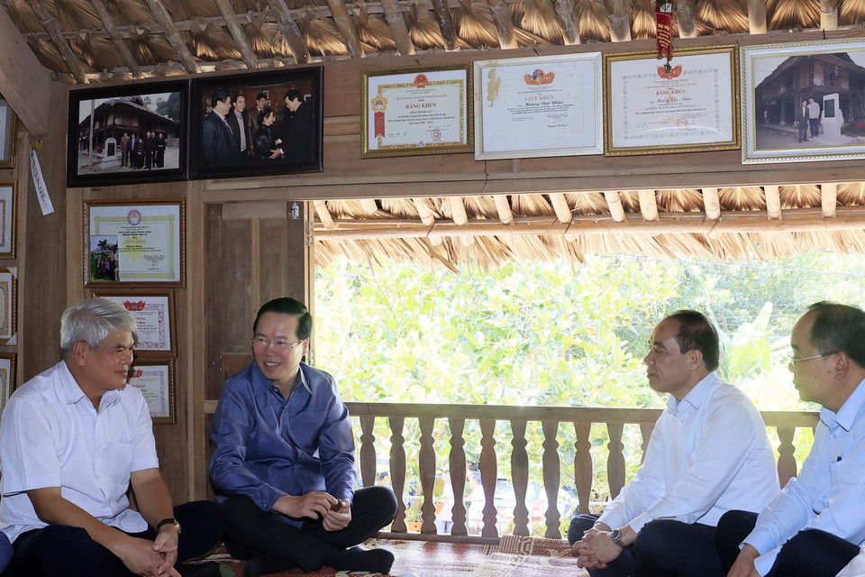 Chủ tịch nước Võ Văn Thưởng thăm gia đình ông Hoàng Văn Nhiên, cháu nội ông Hoàng Trung Dân tại thôn Tân Lập xã Tân Trào, huyện Sơn Dương, tỉnh Tuyên Quang (nơi Đại tướng Võ Nguyên Giáp đã ở và làm việc từ tháng 5 đến tháng 8/1945). (Ảnh: Thống Nhất/TTXVN) 