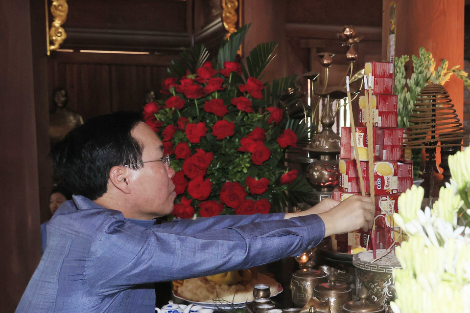 Chủ tịch nước Võ Văn Thưởng dâng hương tại Khu tưởng niệm các vị tiền bối cách mạng. (Ảnh: Thống Nhất/TTXVN)