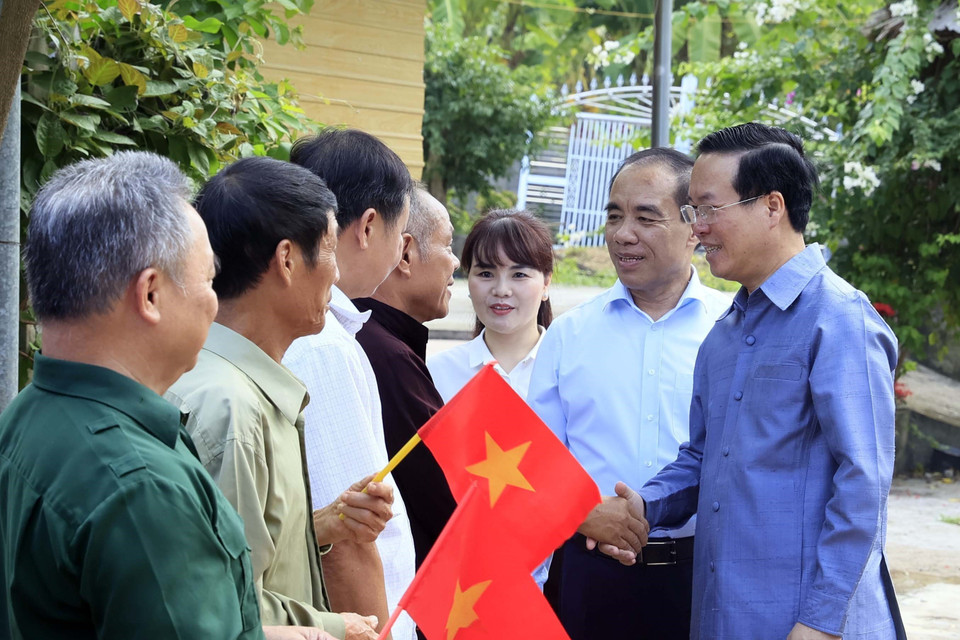 Chủ tịch nước Võ Văn Thưởng với nhân dân tại thôn Tân Lập xã Tân Trào, huyện Sơn Dương, tỉnh Tuyên Quang. (Ảnh: Thống Nhất/TTXVN) 