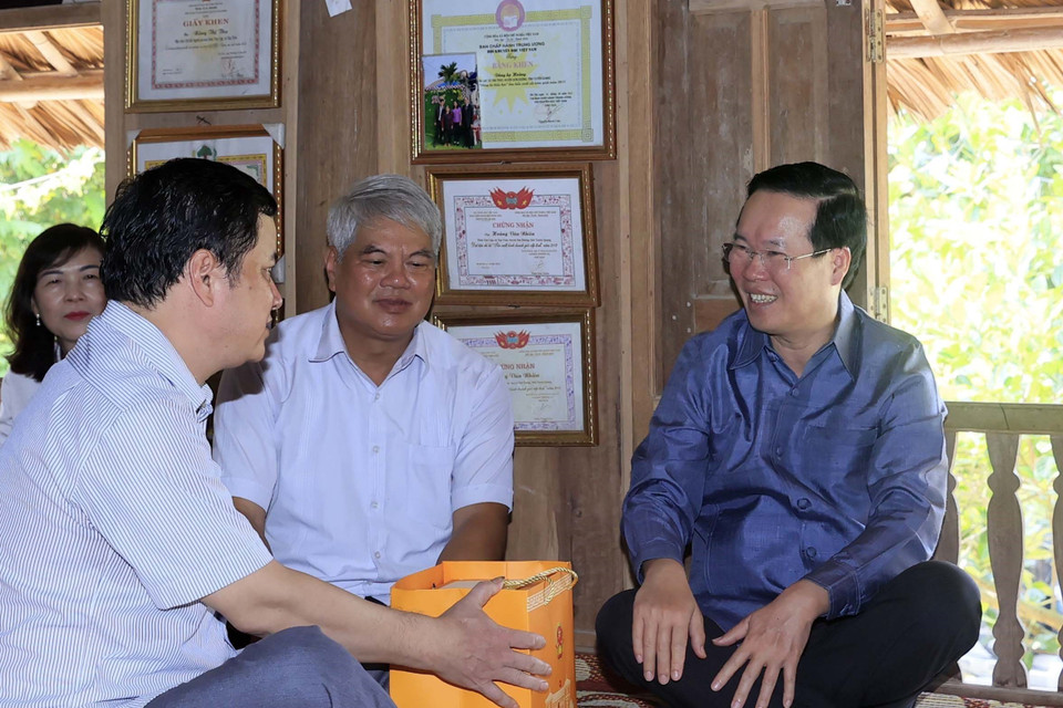 Chủ tịch nước Võ Văn Thưởng tặng quà gia đình ông Hoàng Văn Nhiên. (Ảnh: Thống Nhất/TTXVN)