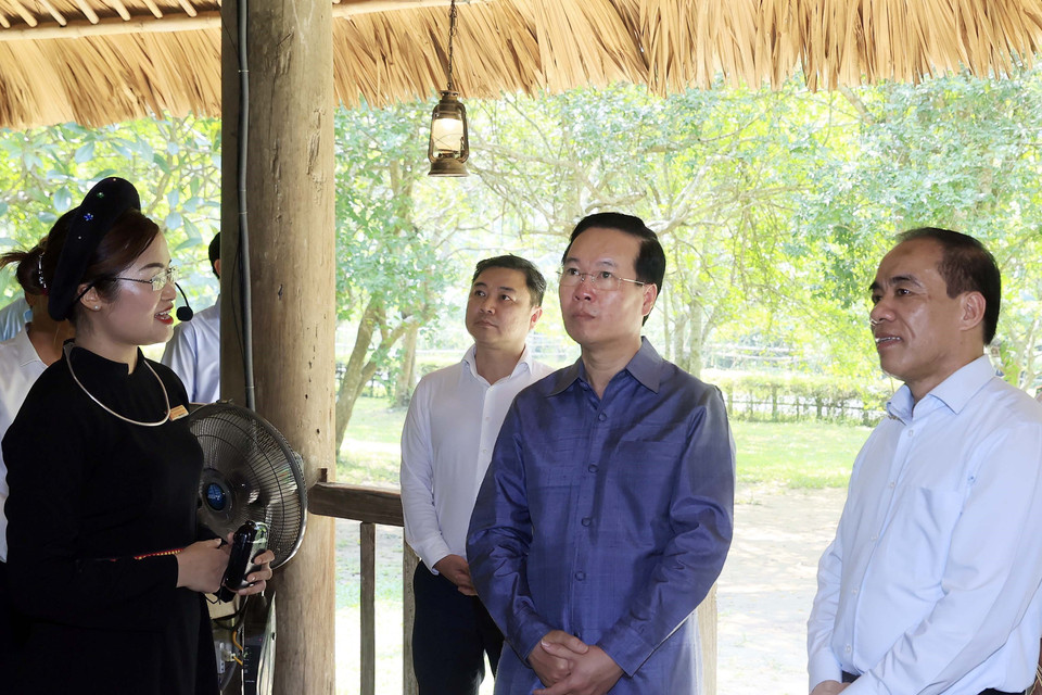 Chủ tịch nước Võ Văn Thưởng thăm Đình Tân Trào, nơi diễn ra Quốc dân Đại hội, tiền thân của Quốc hội Việt Nam. (Ảnh: Thống Nhất/TTXVN)