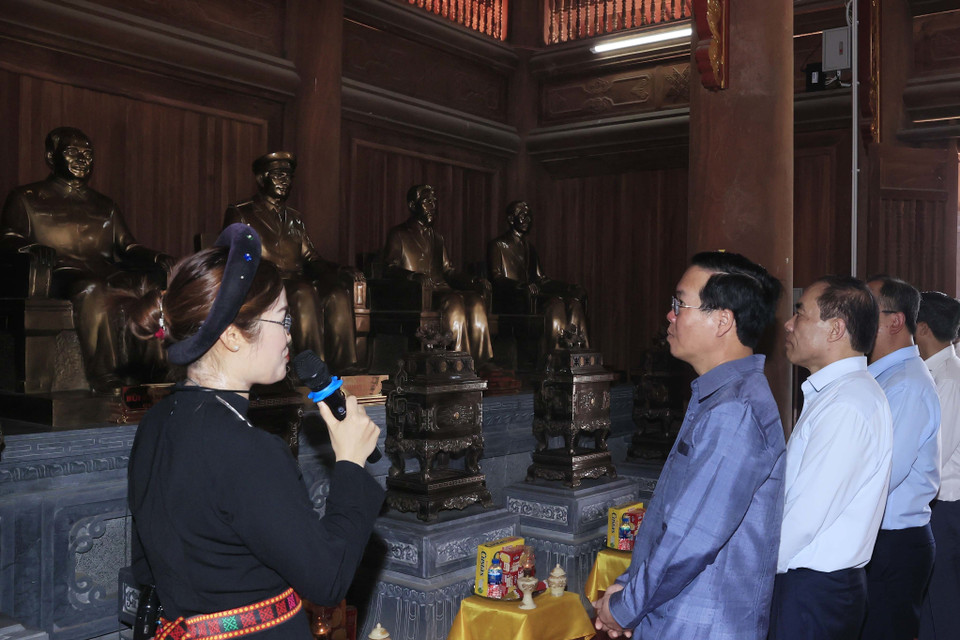 Chủ tịch nước Võ Văn Thưởng nghe giới thiệu về Khu tưởng niệm các vị tiền bối cách mạng. (Ảnh: Thống Nhất/TTXVN)