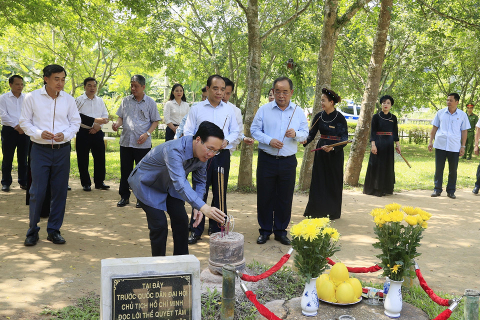 Chủ tịch nước Võ Văn Thưởng dâng hương tại Đình Tân Trào, nơi diễn ra Quốc dân Đại hội, tiền thân của Quốc hội Việt Nam. (Ảnh: Thống Nhất/TTXVN)