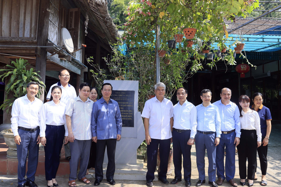 Chủ tịch nước Võ Văn Thưởng thăm gia đình ông Hoàng Văn Nhiên, cháu nội ông Hoàng Trung Dân tại thôn Tân Lập xã Tân Trào, huyện Sơn Dương, tỉnh Tuyên Quang (nơi Đại tướng Võ Nguyên Giáp đã ở và làm việc từ tháng 5 đến tháng 8/1945). (Ảnh: Thống Nhất/TTXVN)
