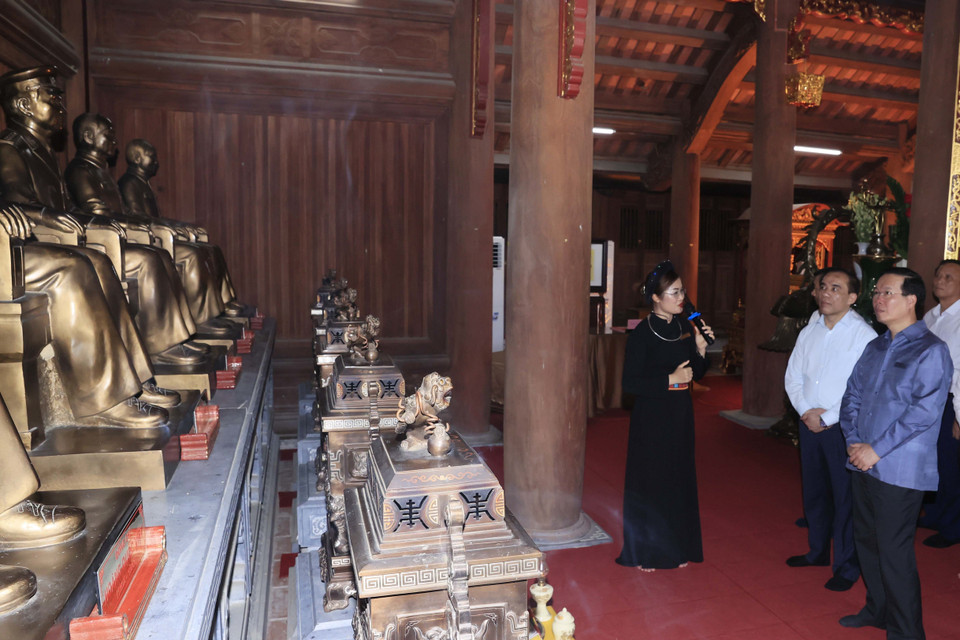 Chủ tịch nước Võ Văn Thưởng thăm Khu tưởng niệm các vị tiền bối cách mạng. (Ảnh: Thống Nhất/TTXVN)