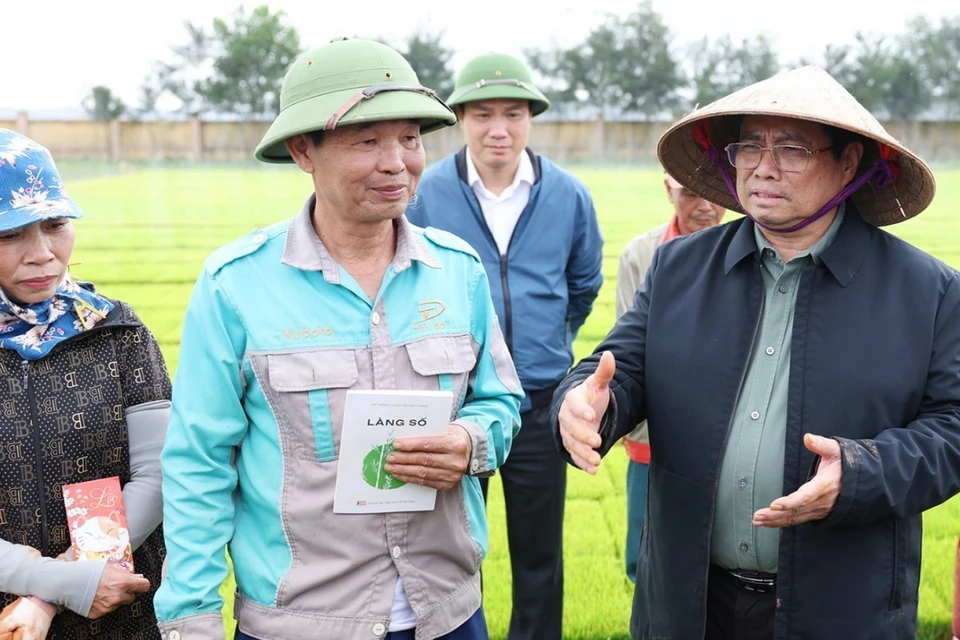 Thủ tướng Phạm Minh Chính nói chuyện với nông dân huyện Ninh Giang, Hải Dương. (Ảnh: Dương Giang/TTXVN)