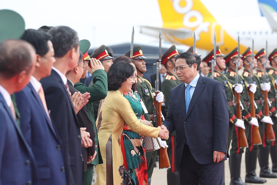 Lễ tiễn Thủ tướng Phạm Minh Chính tại sân bay Quốc tế Wattay, thủ đô Vientiane. (Ảnh: Dương Giang/TTXVN)