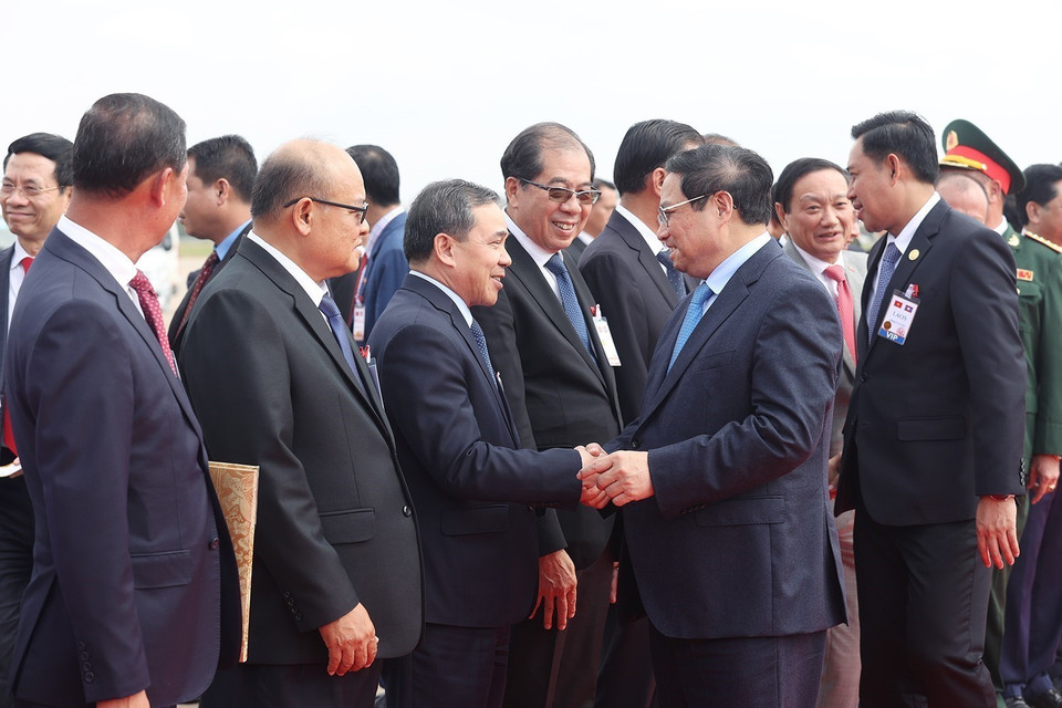 Hình ảnh lễ tiễn Thủ tướng Phạm Minh Chính tại sân bay Quốc tế Wattay, thủ đô Vientiane. (Ảnh: Dương Giang/TTXVN)