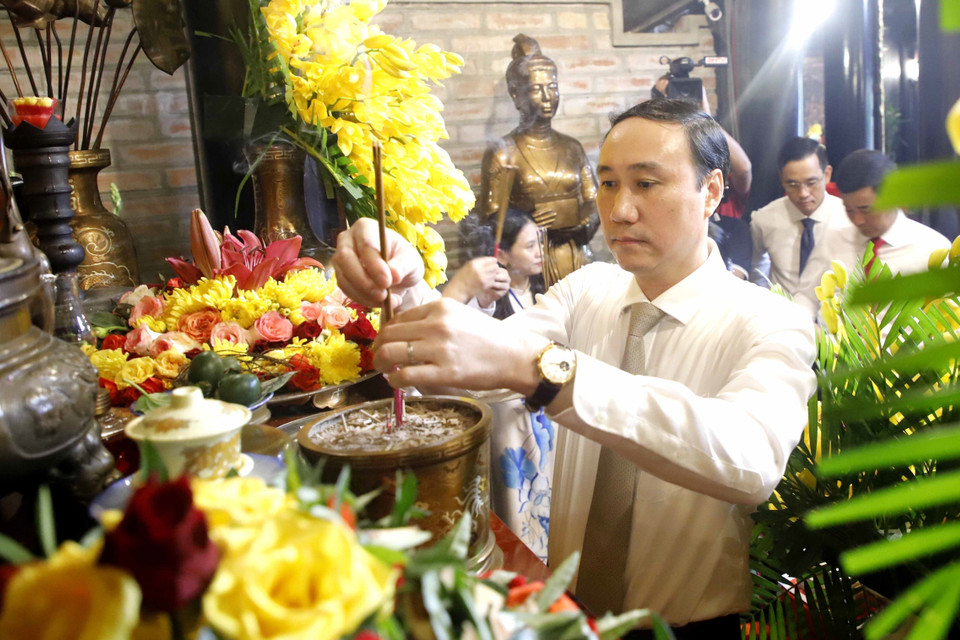 Ông Phùng Khánh Tài, Phó Bí thư tỉnh Ủy Phú Thọ thay mặt đồng bào cả nước dâng hương tưởng niệm Tổ Mẫu Âu Cơ. (Ảnh: Trung Kiên/TTXVN)