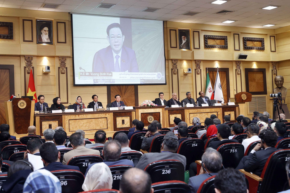 Trong khuôn khổ chuyến thăm chính thức Cộng hòa Hồi giáo Iran, sáng 9/8/2023 (theo giờ địa phương), tại thủ đô Tehran, Chủ tịch Quốc hội Vương Đình Huệ dự và phát biểu tại Diễn đàn Chính sách, Pháp luật thúc đẩy Hợp tác Kinh tế, Thương mại và Đầu tư Việt Nam-Iran. (Ảnh: Doãn Tấn/TTXVN)