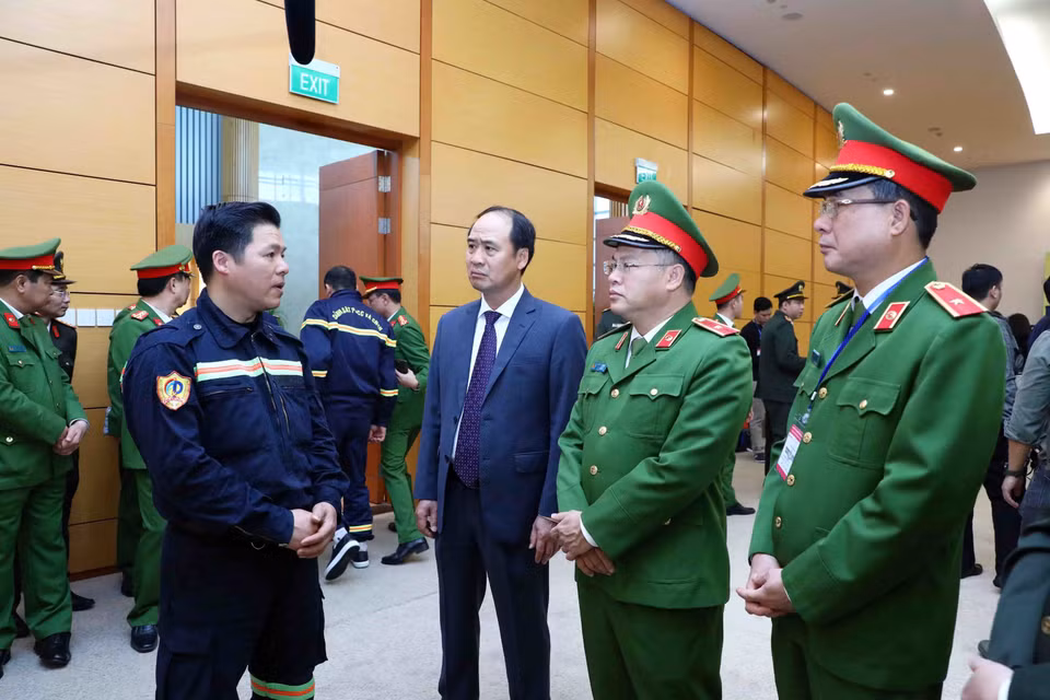 Lãnh đạo Bộ Công an thăm hỏi cán bộ, chiến sỹ Đội tìm kiếm cứu nạn và cứu hộ Bộ Công an hoàn thành nhiệm vụ, trở về từ Thổ Nhĩ Kỳ. (Ảnh: Phạm Kiên/TTXVN)