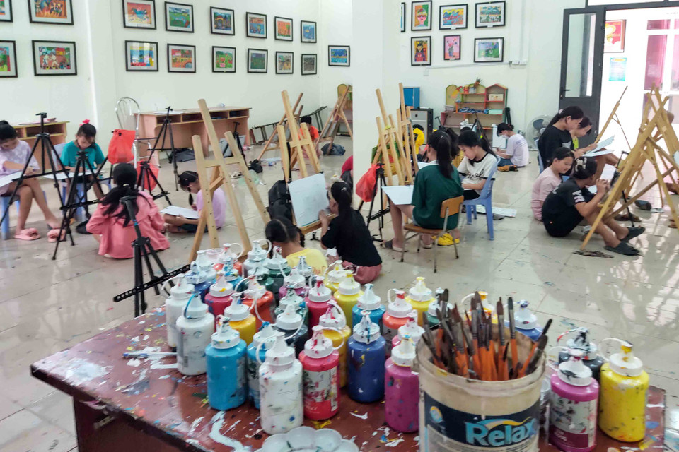 Hằng năm, cứ vào dịp hè, Bảo tàng Mỹ thuật xã Cổ Đô, huyện Ba Vì, thành phố Hà Nội lại tổ chức lớp học vẽ miễn phí cho các em thiếu nhi tại xã và vùng lân cận. (Nguồn: Vietnam+)
