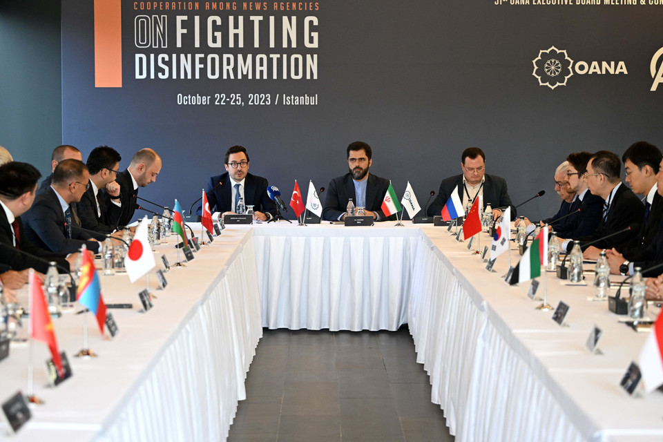 Ông Ali Naderi, Chủ tịch OANA, Giám đốc điều hành hãng IRNA (Iran), ông Sedar Karagöz, Chủ tịch kiêm Giám đốc điều hành hãng AA (Thổ Nhĩ Kỳ) và ông Zaman Rezakhani, Tổng thư ký OANA điều hành hội nghị. (Ảnh: AA)