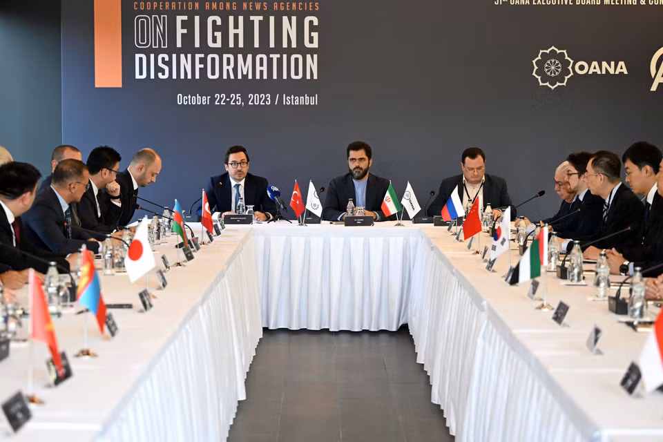 Ông Ali Naderi, Chủ tịch OANA, Giám đốc điều hành hãng IRNA (Iran), ông Sedar Karagöz, Chủ tịch kiêm Giám đốc điều hành hãng AA (Thổ Nhĩ Kỳ) và ông Zaman Rezakhani, Tổng thư ký OANA điều hành hội nghị. (Ảnh: AA)