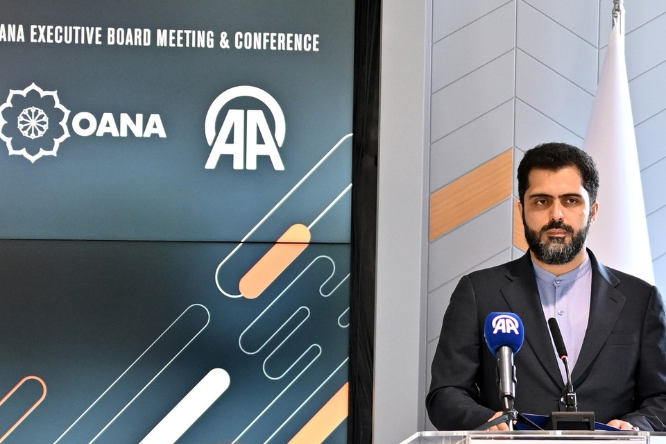 Ông Ali Naderi, Chủ tịch OANA, Giám đốc điều hành hãng IRNA (Iran) phát biểu khai mạc hội nghị. (Ảnh: AA)