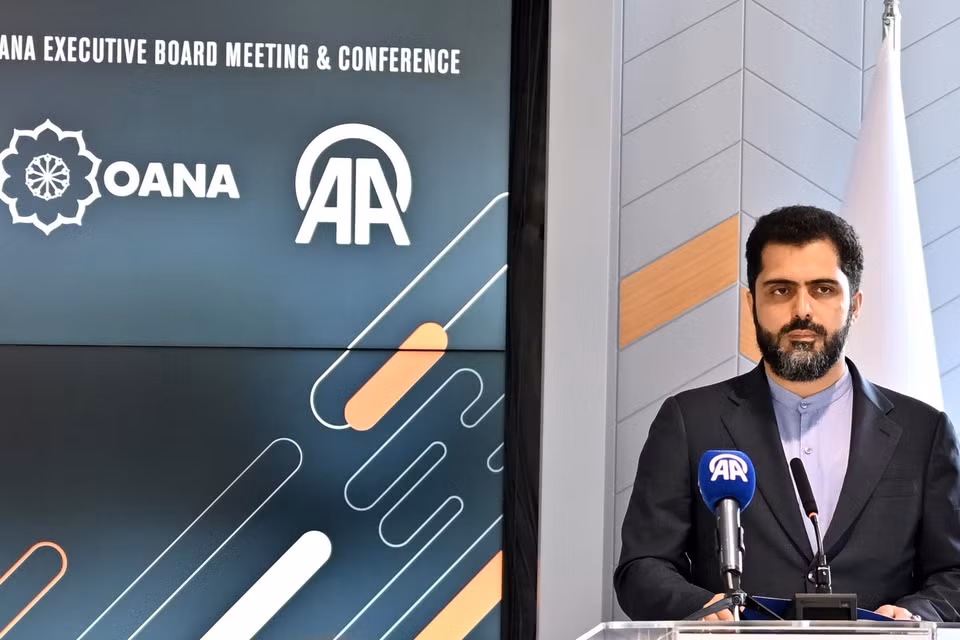 Ông Ali Naderi, Chủ tịch OANA, Giám đốc điều hành hãng IRNA (Iran) phát biểu khai mạc hội nghị. (Ảnh: AA)