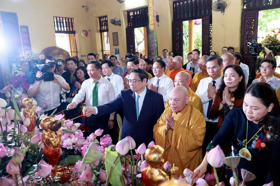 Hình ảnh Thủ tướng Phạm Minh Chính và các Chư tôn Giáo phẩm cùng các đại biểu thực hiện nghi thức Tắm Phật tại chùa Quán Sứ, Hà Nội. (Ảnh: Dương Giang/TTXVN)