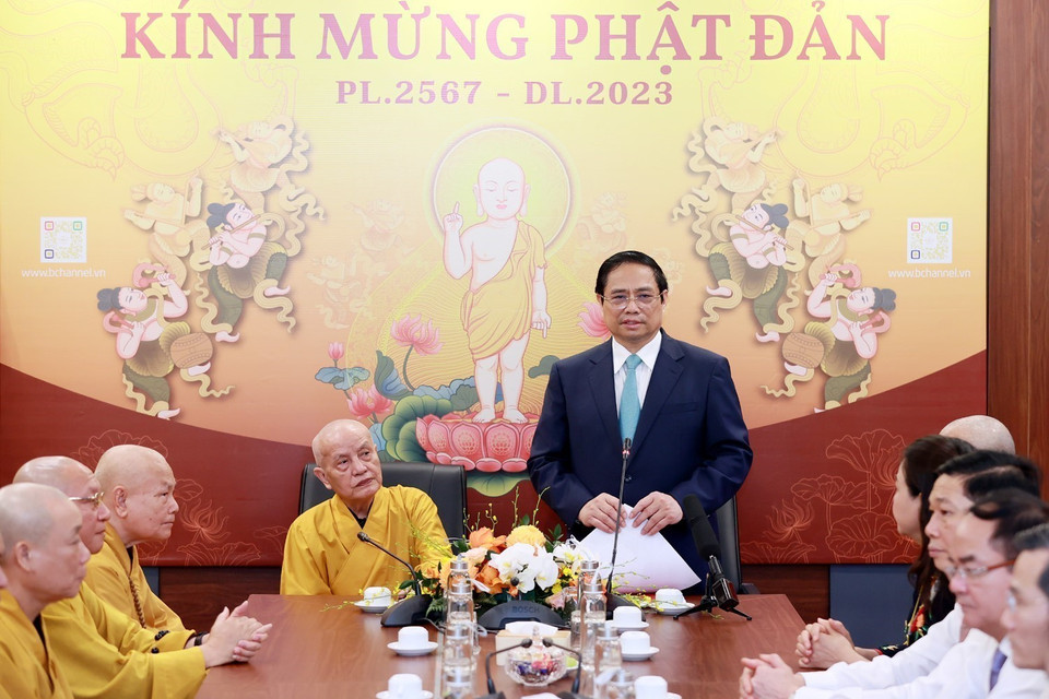 Thủ tướng Phạm Minh Chính chúc mừng các Chư tôn Giáo phẩm Giáo hội Phật giáo Việt Nam nhân dịp Đại lễ Phật đản. (Ảnh: Dương Giang/TTXVN)