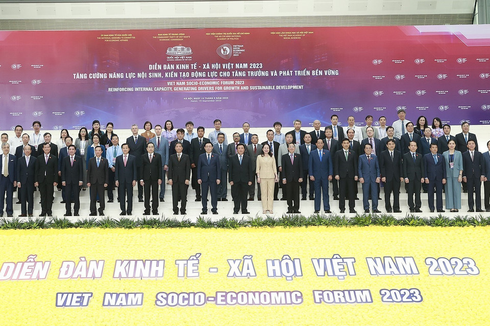 Chủ tịch Quốc hội Vương Đình Huệ và đại biểu dự Diễn đàn Kinh tế-Xã hội Việt Nam năm 2023. (Ảnh: Doãn Tấn/TTXVN)