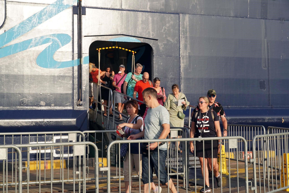 Du khách rời tàu để đi tham quan. (Ảnh: Đoàn Mạnh Dương/TTXVN)