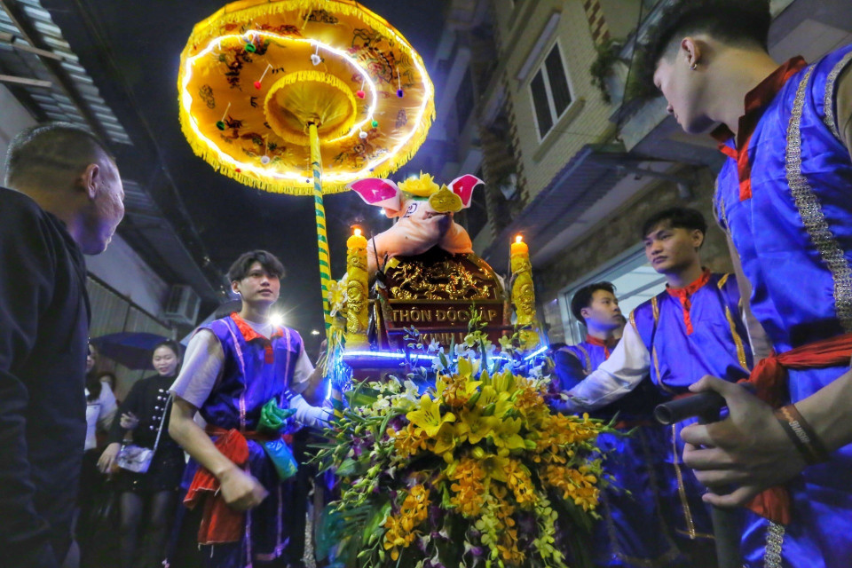 Các thôn, xóm rước Ông Lợn ra đình La Phù. (Ảnh: Tuấn Đức/TTXVN)