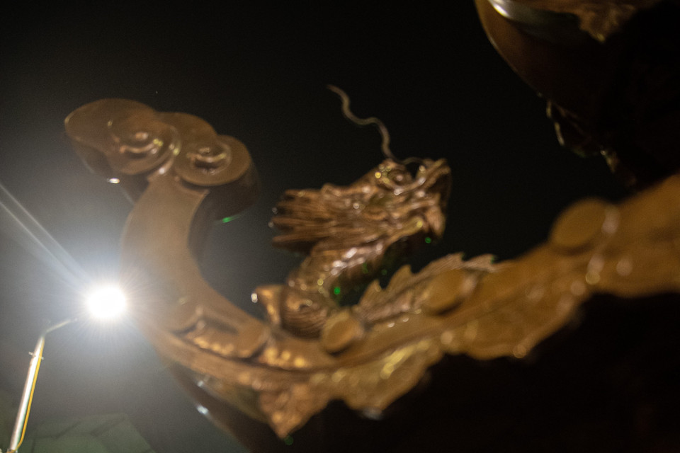 Các Ông Lợn được rước vào đình La Phù. (Ảnh: Phạm Tuấn Anh/TTXVN)