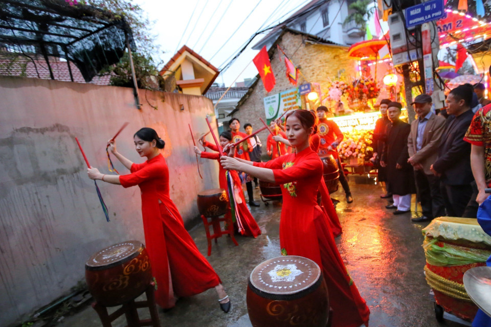 Màn đánh trống của các thôn, xóm trong đoàn rước lợn. (Ảnh: Tuấn Đức/TTXVN)