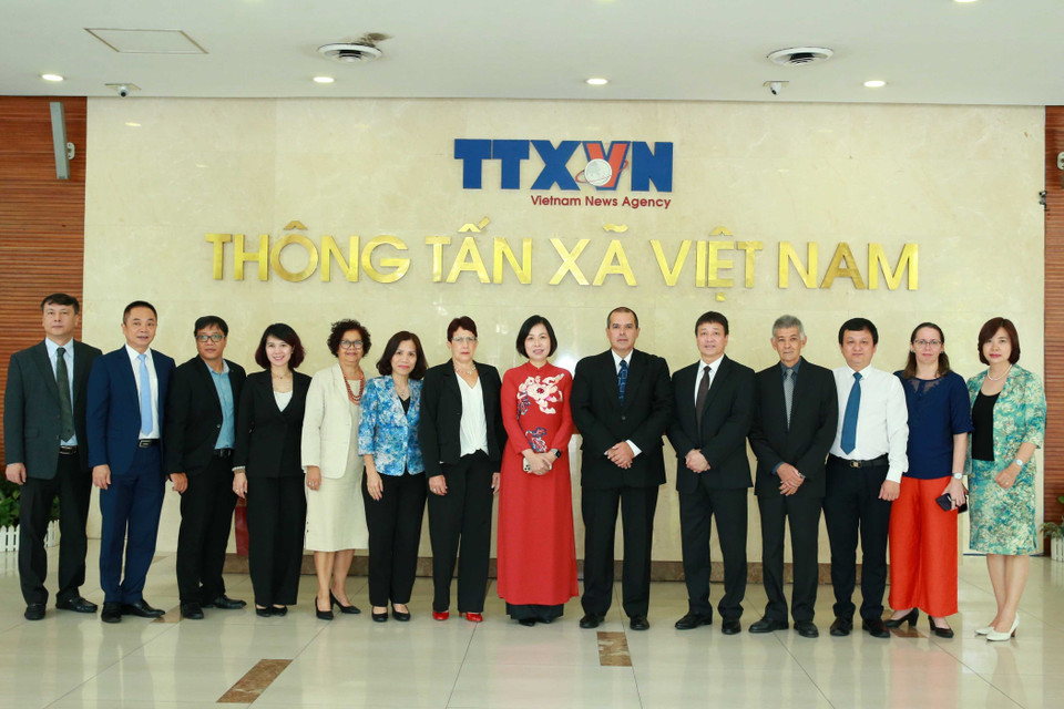Đoàn đại biểu Thông tấn xã Việt Nam và Thông tấn xã Prensa Latina (Cuba) chụp ảnh lưu niệm. (Ảnh: Phương Hoa/TTXVN)