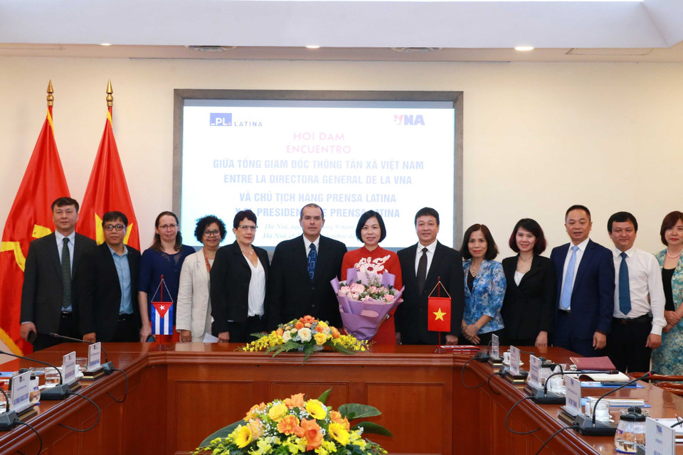 Chủ tịch Thông tấn xã Prensa Latina (Cuba) Luis Enrique Gonzalez Acosta và Tổng Biên tập Báo ảnh Việt Nam Nguyễn Thắng ký Thỏa thuận hợp tác về in và phát hành Báo ảnh Việt Nam tại khu vực Mỹ Latinh. (Ảnh: Phương Hoa/TTXVN)