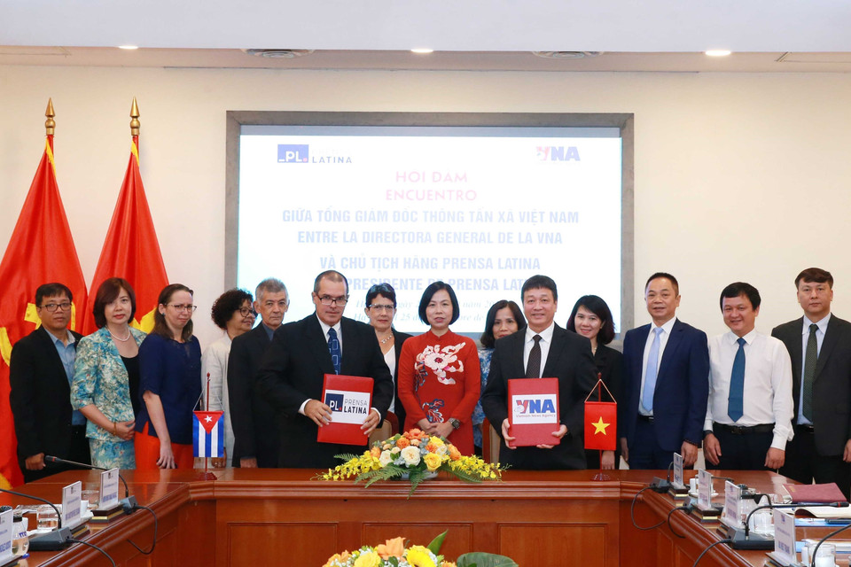 Chủ tịch Thông tấn xã Prensa Latina (Cuba) Luis Enrique Gonzalez Acosta và Tổng Biên tập Báo ảnh Việt Nam Nguyễn Thắng ký Thỏa thuận hợp tác về in và phát hành Báo ảnh Việt Nam tại khu vực Mỹ Latinh. (Ảnh: Phương Hoa/TTXVN)