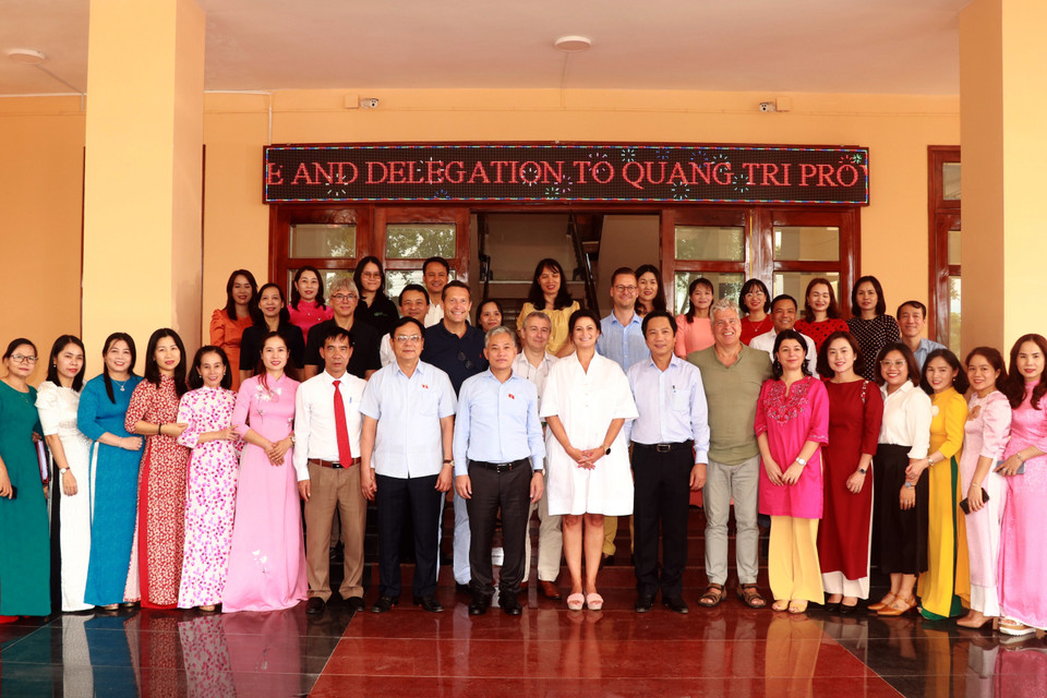 Chủ tịch Thượng viện Vương quốc Bỉ Stephanie D’Hose cùng Đoàn đại biểu Nghị viện Vương quốc Bỉ chụp ảnh lưu niệm với đội ngũ giáo viên mầm non huyện Hướng Hóa. (Ảnh: Nguyên Linh/TTXVN)