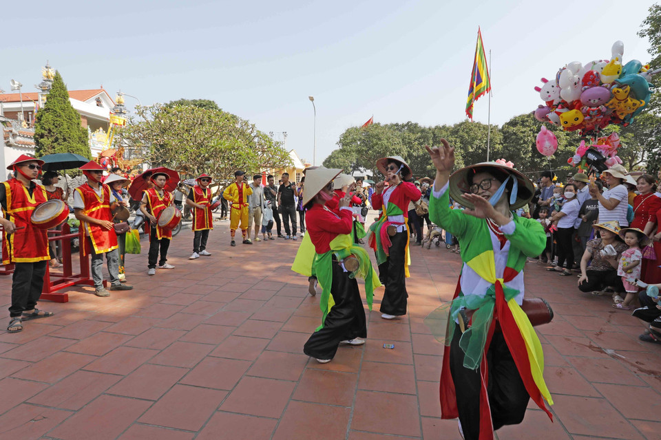 Múa con đĩ đánh bồng được biểu diễn tại lễ hội thu hút đông đảo người xem. (Ảnh: Trấn Việt/TTXVN)