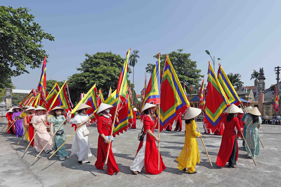 Đông đảo người dân tham gia lễ hội Chử Đồng Tử-Tiên Dung Công chúa. (Ảnh: Trấn Việt/TTXVN)