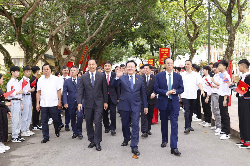 Chủ tịch Quốc hội Vương Đình Huệ đến dự Khai giảng Năm học mới tại Trường Hữu nghị T78. (Ảnh: Doãn Tấn/TTXVN)