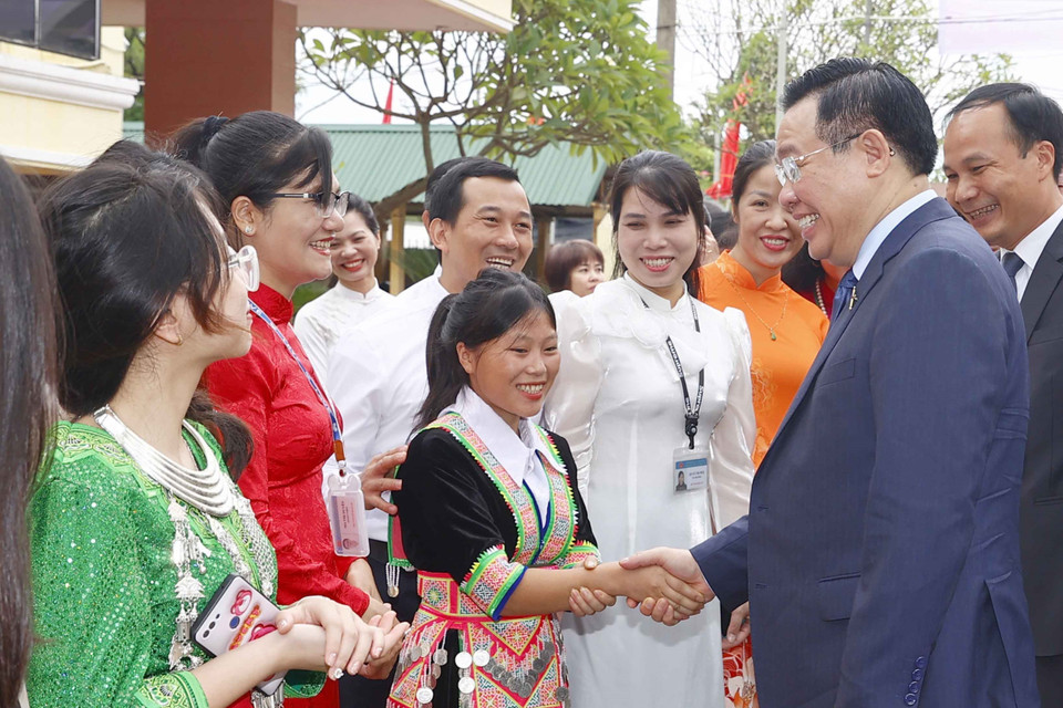 Chủ tịch Quốc hội Vương Đình Huệ với học sinh của Trường Hữu nghị T78. (Ảnh: Doãn Tấn/TTXVN)