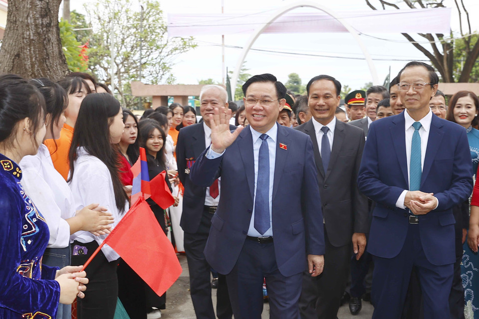 Chủ tịch Quốc hội Vương Đình Huệ với học sinh của Trường Hữu nghị T78. (Ảnh: Doãn Tấn/TTXVN)