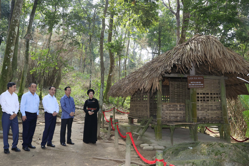 Chủ tịch nước Võ Văn Thưởng thăm Di tích Lán Nà Nưa - nơi ở và làm việc của Chủ tịch Hồ Chí Minh. (Ảnh: Thống Nhất/TTXVN)
