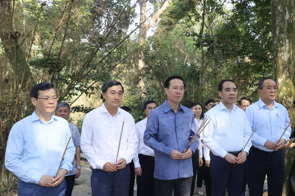 Sáng 24/9/2023, Chủ tịch nước Võ Văn Thưởng dâng hương tưởng nhớ Chủ tịch Hồ Chí Minh tại Lán Nà Nưa trong Khu Di tích Lịch sử Quốc gia Đặc biệt Tân Trào, huyện Sơn Dương, tỉnh Tuyên Quang. (Ảnh: Thống Nhất/TTXVN)