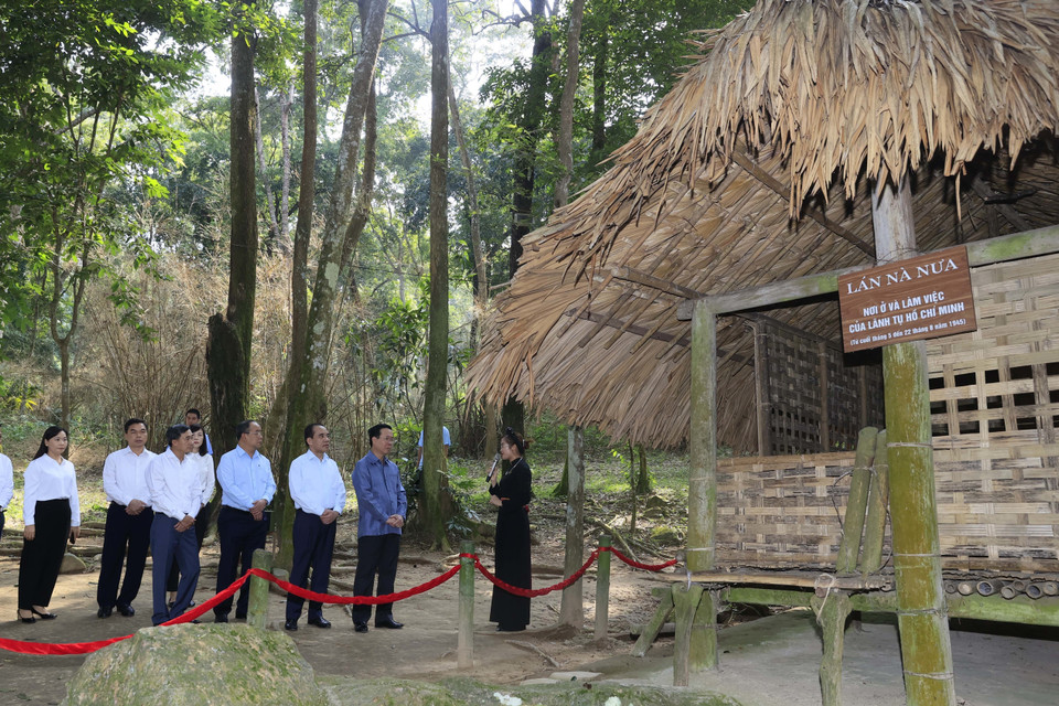 Chủ tịch nước Võ Văn Thưởng thăm Di tích Lán Nà Nưa - nơi ở và làm việc của Chủ tịch Hồ Chí Minh. (Ảnh: Thống Nhất/TTXVN)