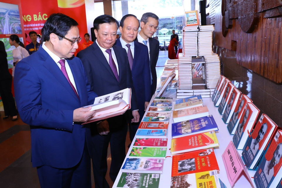 Thủ tướng Phạm Minh Chính cùng các đại biểu tham quan trưng bày sách Những bông hoa đẹp. (Ảnh: Dương Giang/TTXVN)